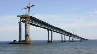 Корабль из Турции врезался в часть возводимого моста в Крым